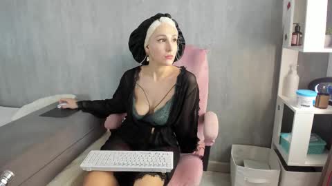 Snapshot of carol_may_ chatting on 09.18.25 carol_may_ online show from 09.18.25
