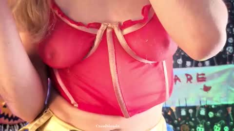 Snapshot of carolblonde chatting on 10.31.25 Char online show from 10.31.25