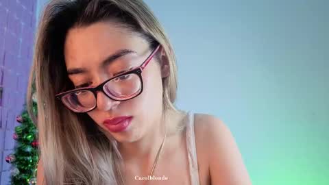 Snapshot of carolblonde chatting on 01.10.26 Char online show from 01.10.26