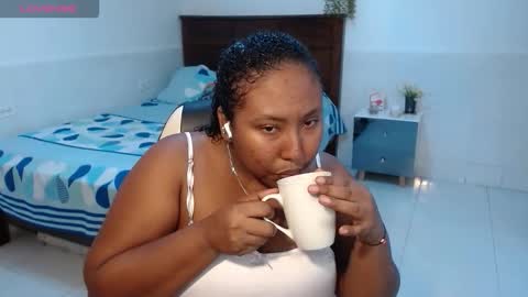 Snapshot of caroldelatorre chatting on 11.02.25 Carol de la torre online show from 11.02.25