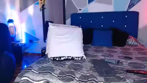 Carolin Moore online show from 12.21.25