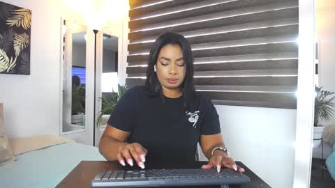 C A R O L I N E online show from 01.14.25