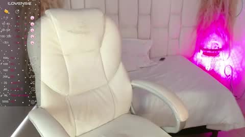 Snapshot of cassandraferran chatting on 07.12.26 Cassandra online show from 07.12.26