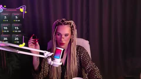 Snapshot of cassiemich chatting on 11.28.25 Cassie online show from 11.28.25