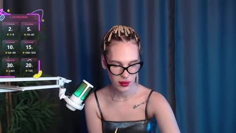 Snapshot of cassiemich chatting on 12.20.25 Cassie online show from 12.20.25