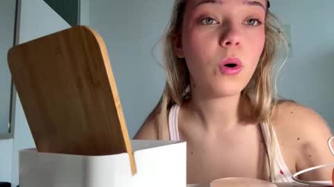 Snapshot of cassijent chatting on 03.09.26 Olivia online show from 03.09.26