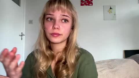 Snapshot of cassijent chatting on 04.01.26 Olivia online show from 04.01.26