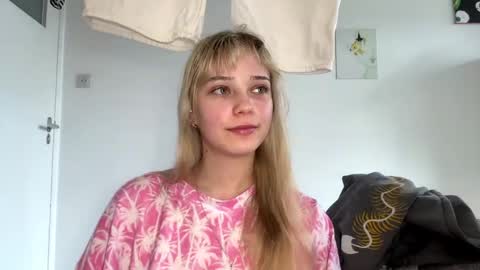 Snapshot of cassijent chatting on 04.02.26 Olivia online show from 04.02.26