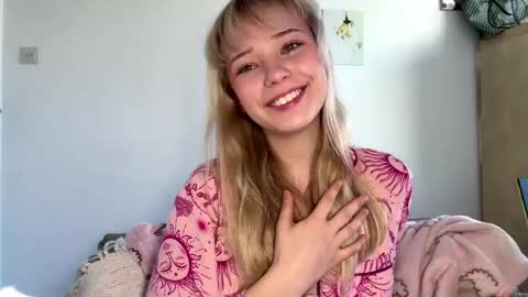 Snapshot of cassijent chatting on 04.07.26 Olivia online show from 04.07.26