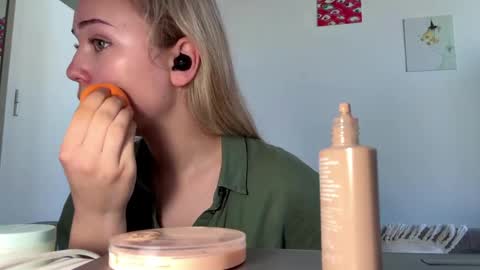 Snapshot of cassijent chatting on 04.08.26 Olivia online show from 04.08.26