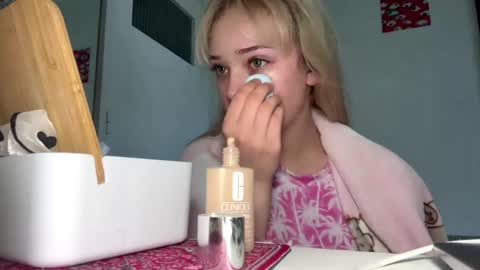 Snapshot of cassijent chatting on 05.08.26 Olivia online show from 05.08.26