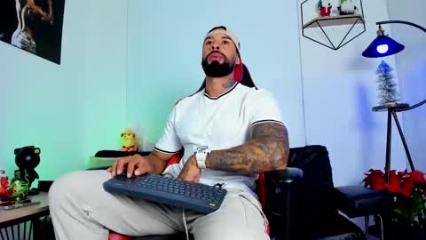 Snapshot of casticatheking chatting on 01.01.25 Matheo Brown online show from 01.01.25