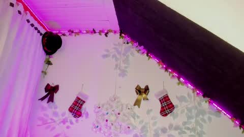 Cata green model independient online show from 12.14.24