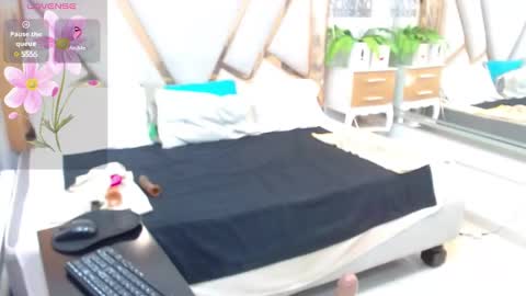 Snapshot of catalillina_love1 chatting on 12.28.24 Cata online show from 12.28.24