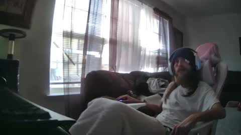 Snapshot of cattywompiscreations chatting on 01.12.25 zatbabydaddy online show from 01.12.25