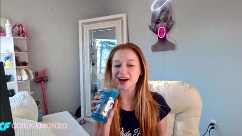 Snapshot of ccinnamon chatting on 11.24.25 Ccinnamon online show from 11.24.25