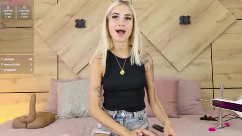 Snapshot of channelcrawford chatting on 10.08.25 ChannelCrawford online show from 10.08.25