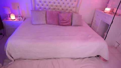 ill be online tomorrow December 1st online show from 12.23.25