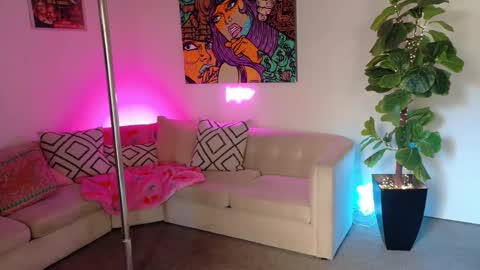 Snapshot of chaturhoe chatting on 10.17.25 Rockhard Cockstar N Roxynyes online show from 10.17.25