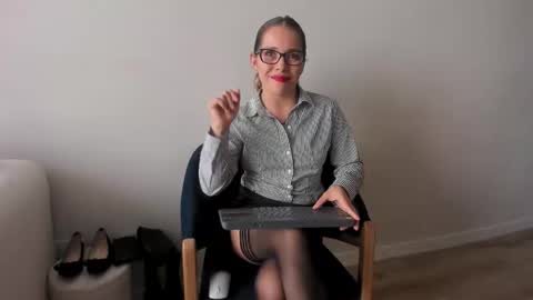 Regina Phalange online show from 02.07.25