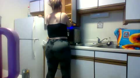 Snapshot of cherrybomb454 chatting on 09.23.25 cherrybomb454 online show from 09.23.25