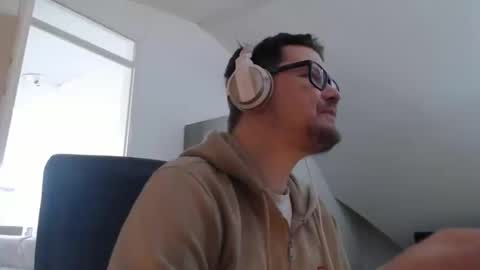 Snapshot of chillzonecam chatting on 10.27.25 chillzonecam online show from 10.27.25