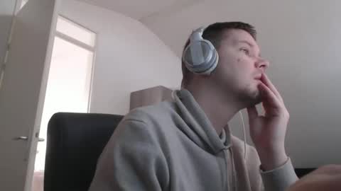 Snapshot of chillzonecam chatting on 12.20.25 chillzonecam online show from 12.20.25