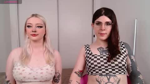 Snapshot of chloe_levine chatting on 11.16.25 Chloe Levine online show from 11.16.25