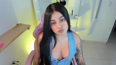 Snapshot of chloe_t2 chatting on 10.23.25 chloe_t2 online show from 10.23.25