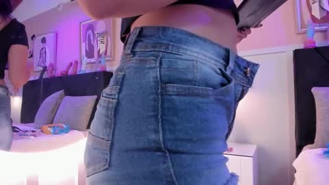 Snapshot of chloe_watson_ chatting on 11.23.25 online show from 11.23.25