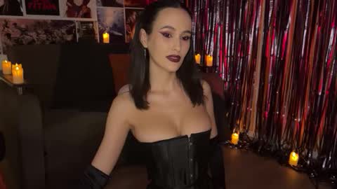 Snapshot of chloechain chatting on 10.25.25 chloe online show from 10.25.25