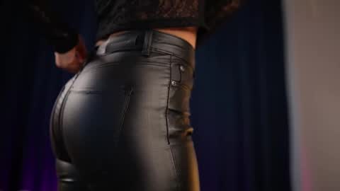 chloemin_ online show from 11.12.25