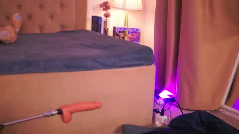 Snapshot of chloeobrilx chatting on 12.20.25 Chlo online show from 12.20.25