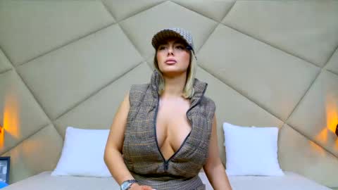 Chloe Vee online show from 04.27.26