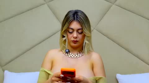 Chloe Vee online show from 05.05.26