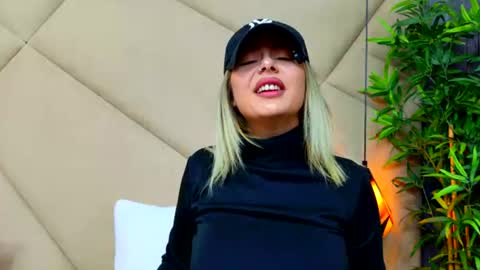 Chloe Vee online show from 06.12.26