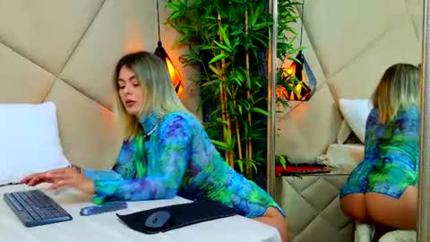 Chloe Vee online show from 06.23.26
