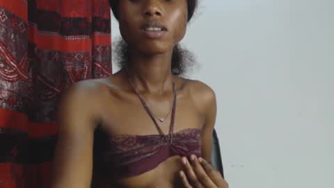 Snapshot of choco_petitqueen chatting on 12.12.24 choco_petitqueen online show from 12.12.24