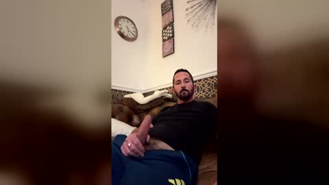 Snapshot of chrismiked chatting on 12.21.25 love a good pvt sesh online show from 12.21.25