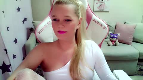 Snapshot of christirose chatting on 01.17.26 Christi online show from 01.17.26