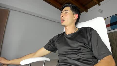 Snapshot of christoper_dick chatting on 03.07.25 Petite Horny and chistoper dick online show from 03.07.25