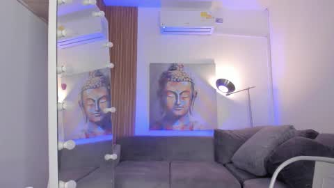 Snapshot of cinnia_ chatting on 02.25.26 Cintia online show from 02.25.26