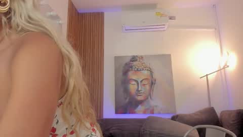 Snapshot of cinnia_ chatting on 03.10.26 Cintia online show from 03.10.26