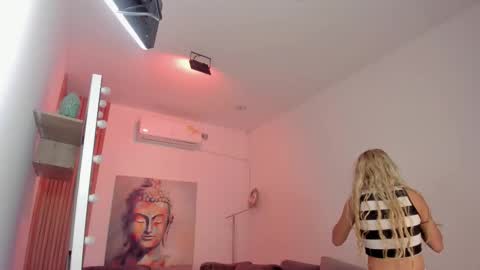 Snapshot of cinnia_ chatting on 03.11.26 Cintia online show from 03.11.26