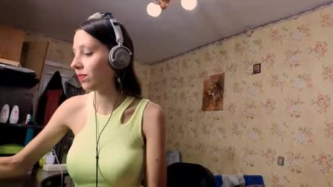 Snapshot of cirabonnet chatting on 10.31.25 Lisa Salivan online show from 10.31.25