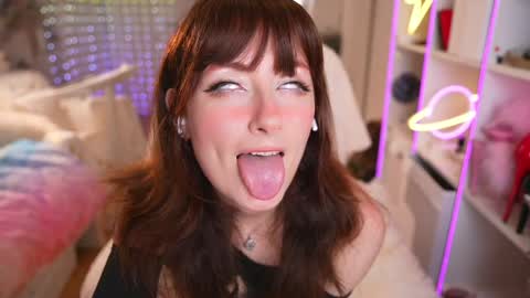 Snapshot of cissy_glitter chatting on 04.18.26 Cissy Glitter online show from 04.18.26