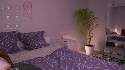 Snapshot of claire_amoure chatting on 10.15.25 Claire online show from 10.15.25