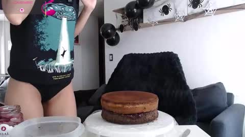 Snapshot of clairevarhol chatting on 10.31.25 clairevarhol online show from 10.31.25