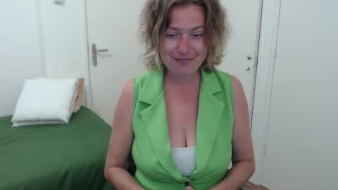 Snapshot of clittytastic chatting on 06.25.26 Syl online show from 06.25.26