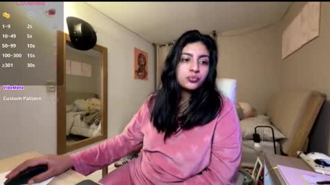 cloe small online show from 11.22.25